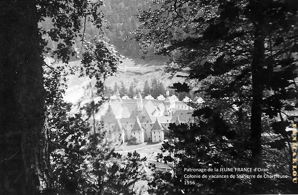 COLO JEUNE FRANCE 1956 couvent dans ecrin de verdure.jpg